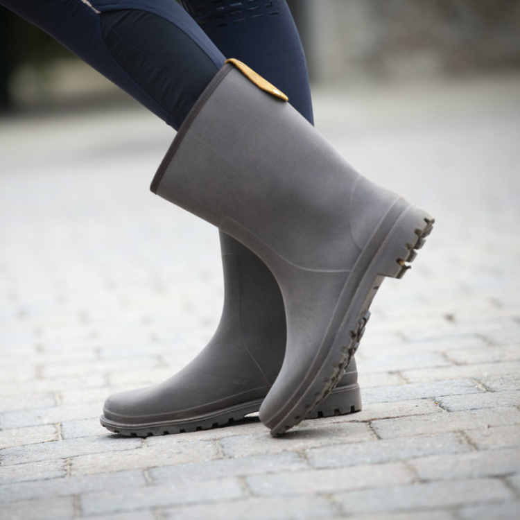 Penelope "Lola" Boots Brown