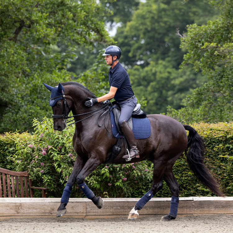 Tapis de Selle LeMieux Square Dressage en Suédine Marine