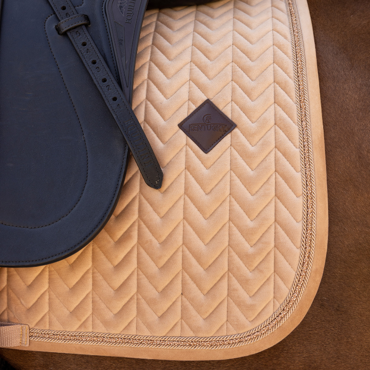 Tapis De Selle EQUIPAD Velours Contact étroit - Mousse à Mémoire De Forme - Taille Réelle - Beige