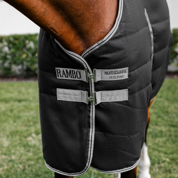Couverture Horseware Rambo Stable Rug 100gr NOIR/GRIS ORAGE/ARGENT